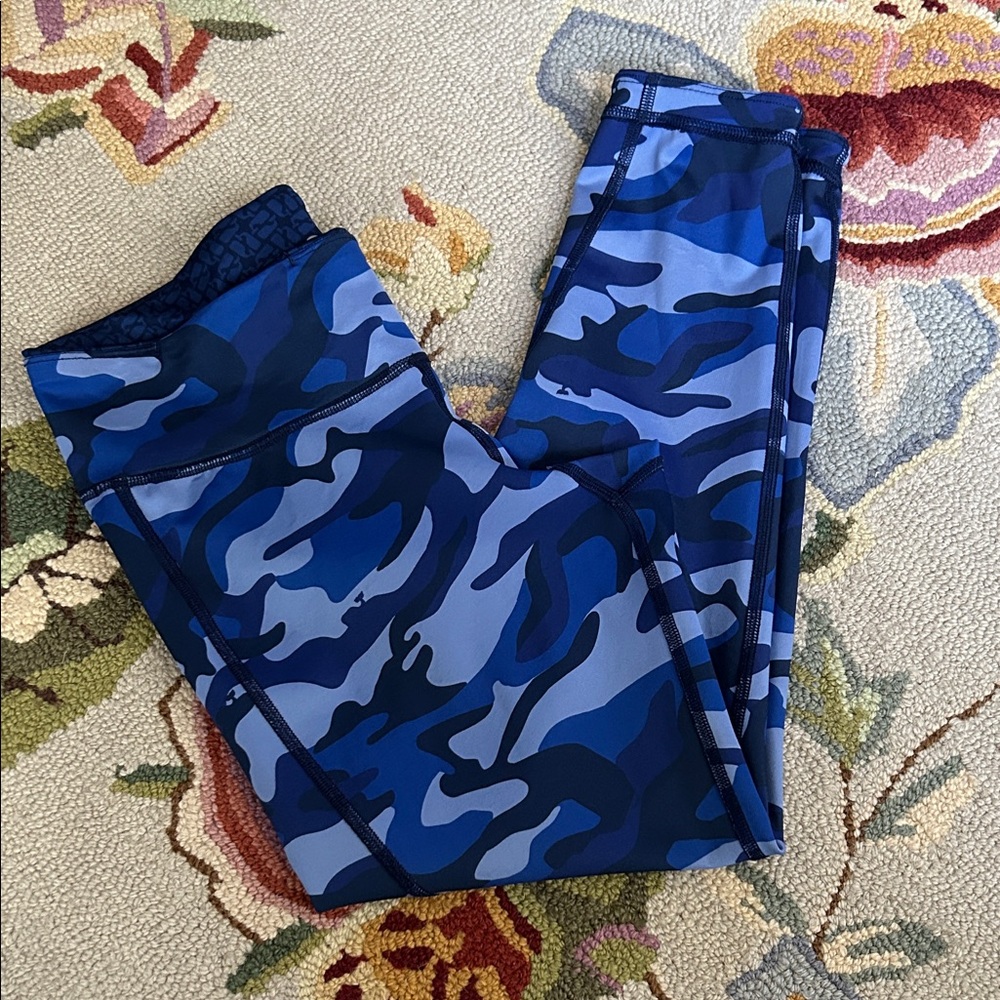 Blue Camouflage Vineyard Vines performance leggings, medium, reversible